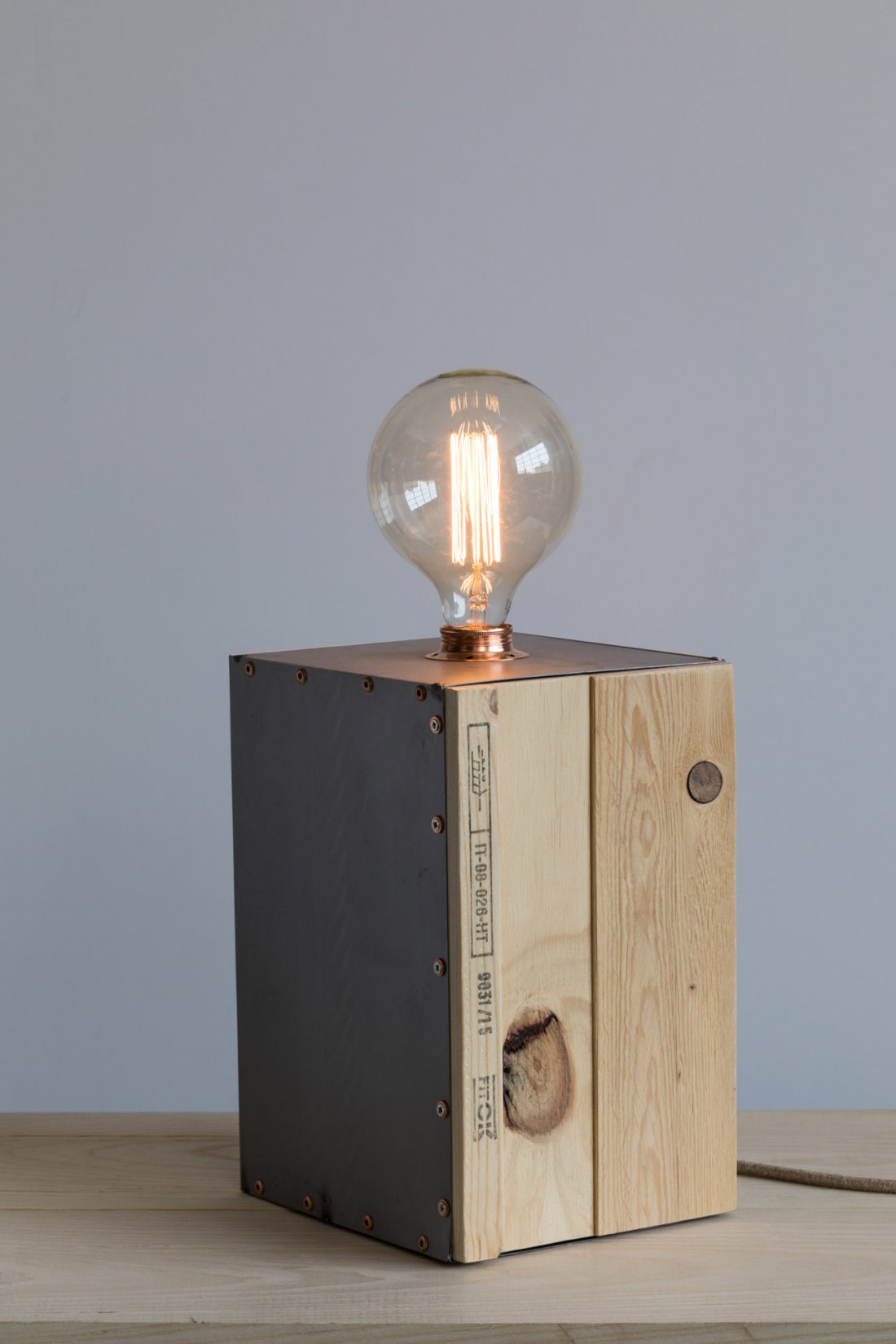 Lampada da tavolo Parallelepipedo illuminato evoluto, legno ferro e rame 220v E27