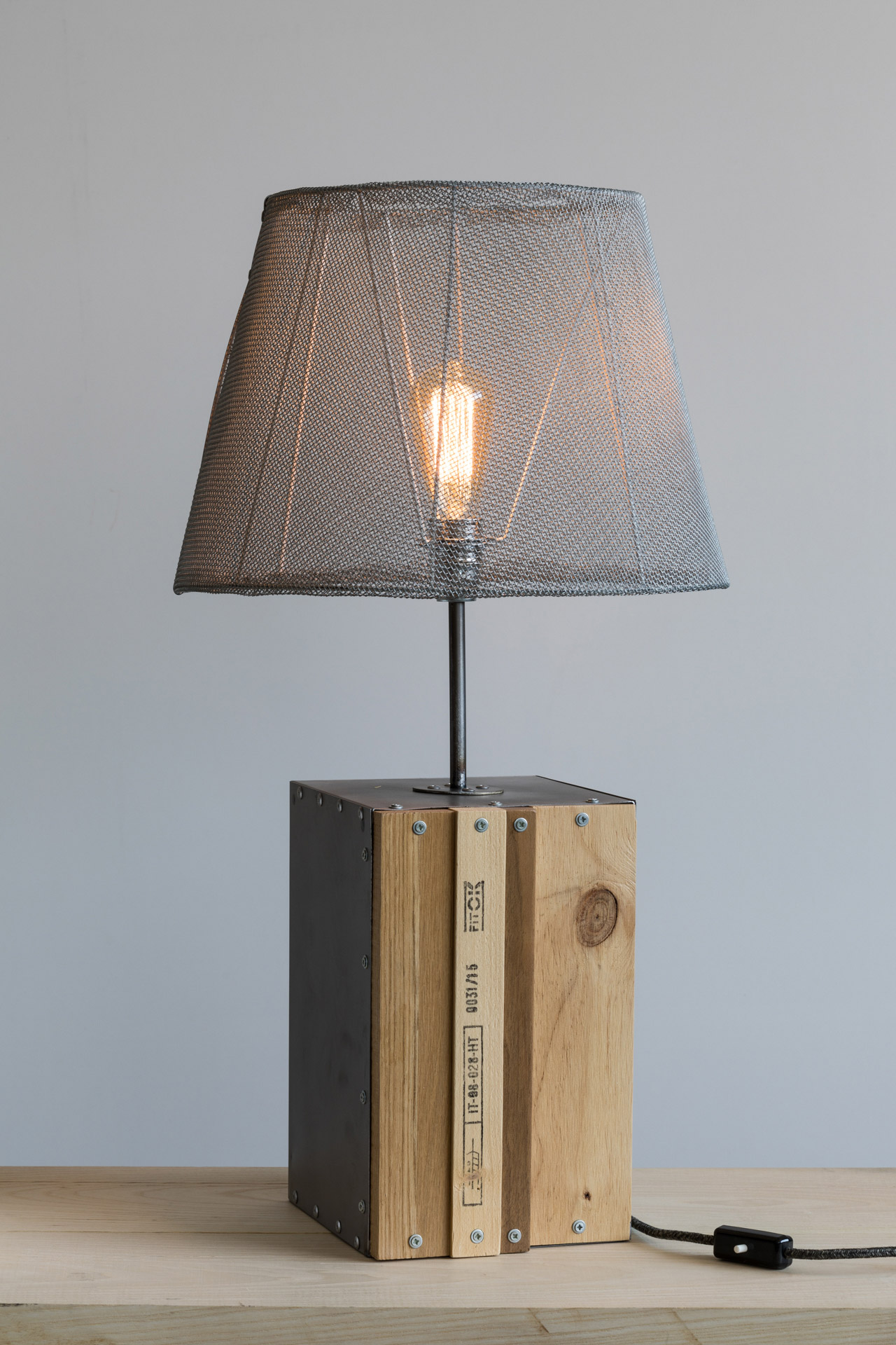 Lampada da tavolo Parallelepipedo cono illuminato, legno e ferro 220v E27