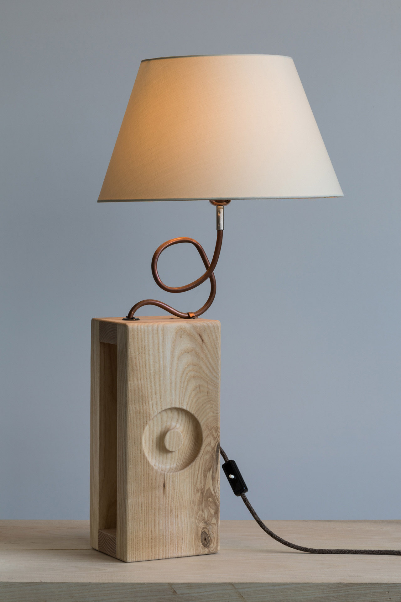 Lampada da tavolo in legno naturale di frassino olivato massello, rame e paralume in cotone