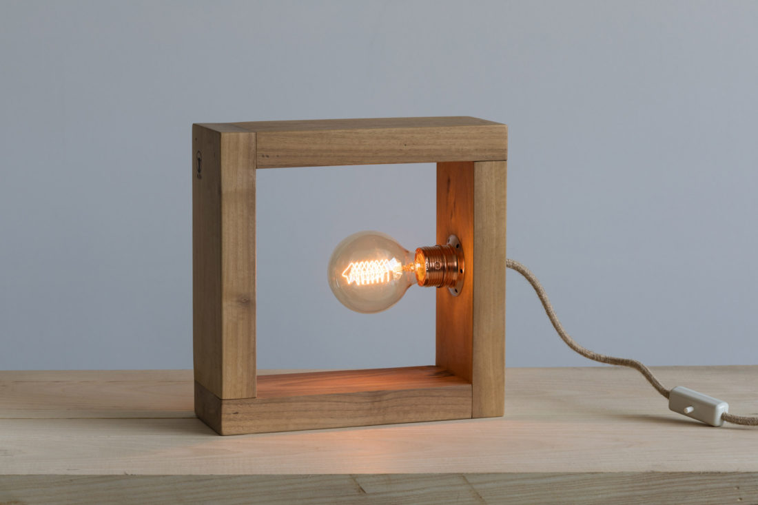 Lampada da tavolo in legno naturale di noce massello e rame