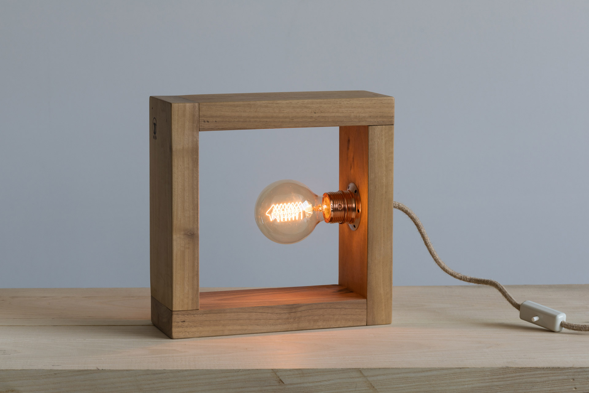 Lampada da tavolo in legno naturale di noce massello e rame