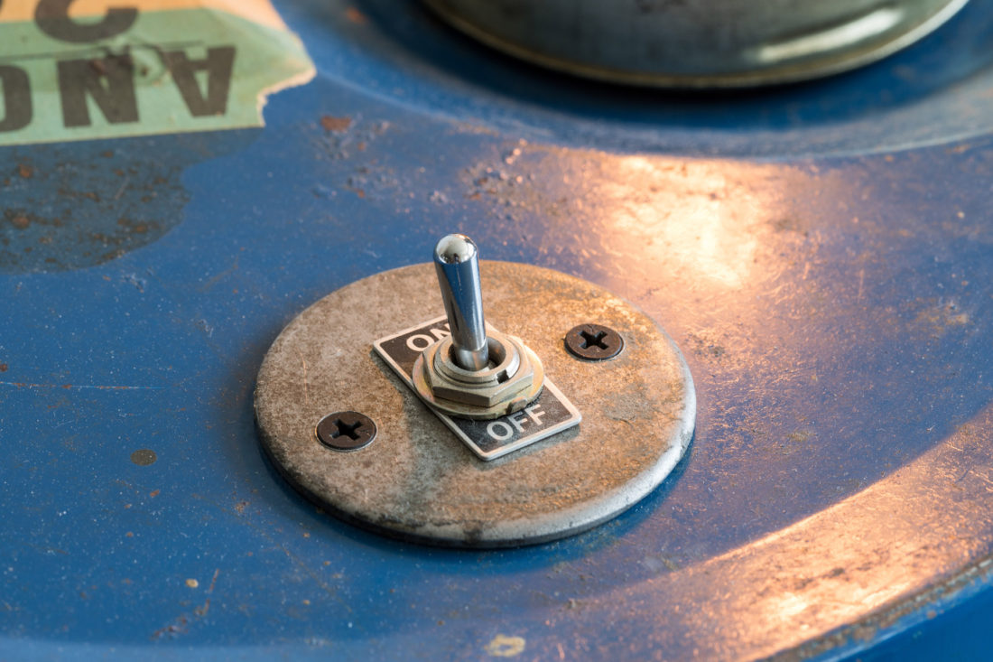 Lampada da tavolo o da terra realizzata con un bidone vintage