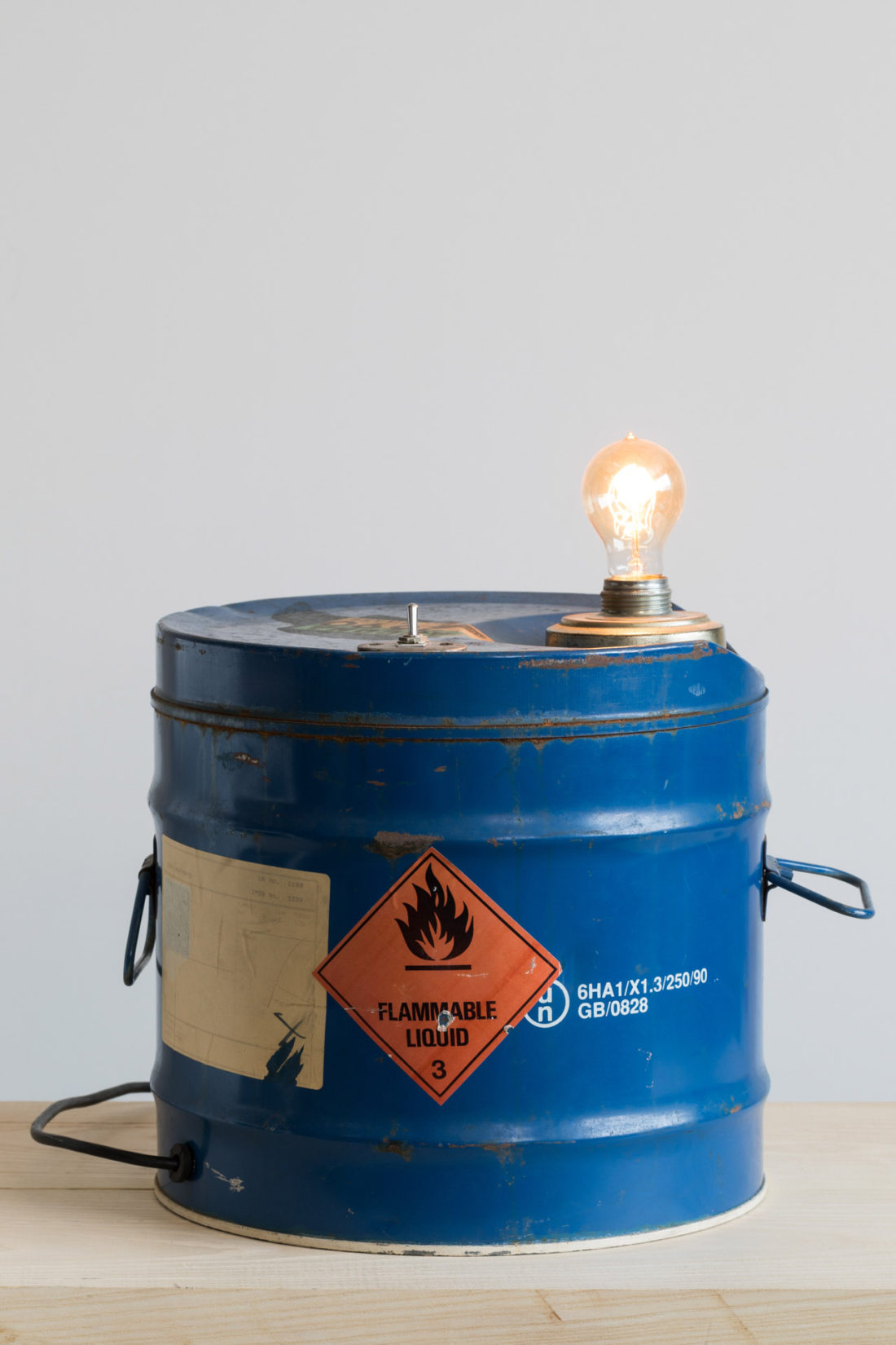 Lampada da tavolo o da terra realizzata con un bidone vintage