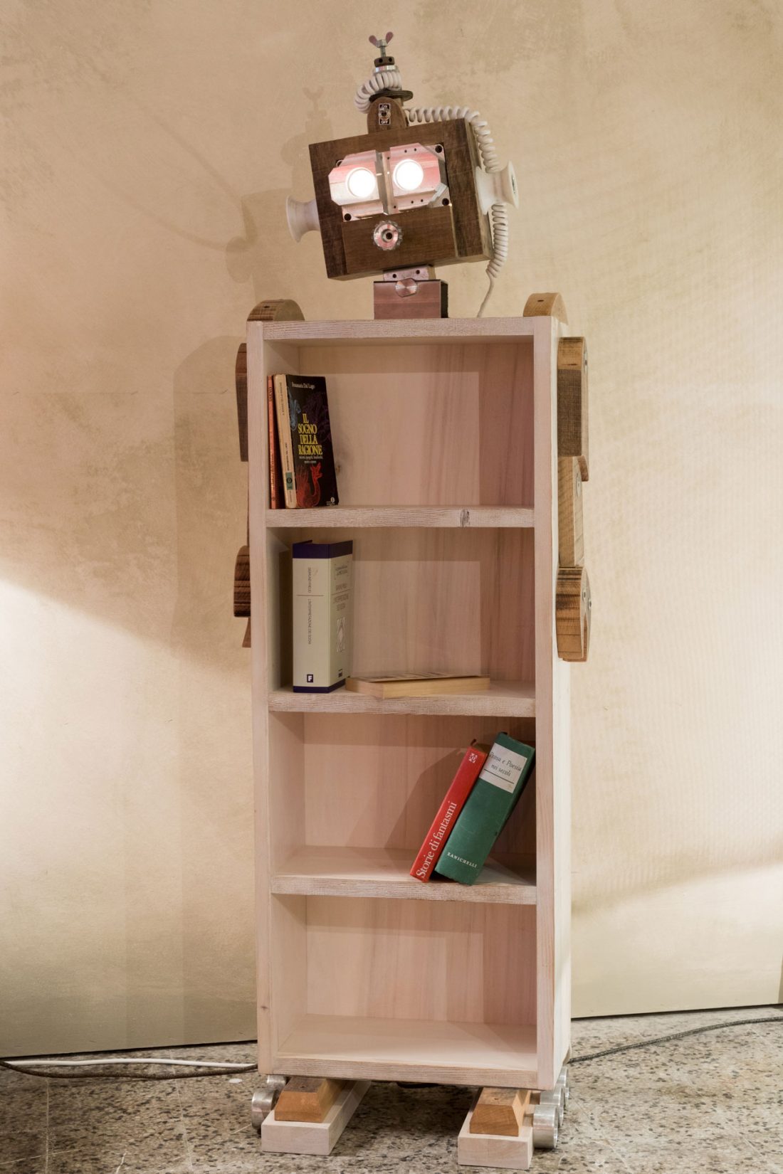 Piccola libreria ispirata ai robot anni 60