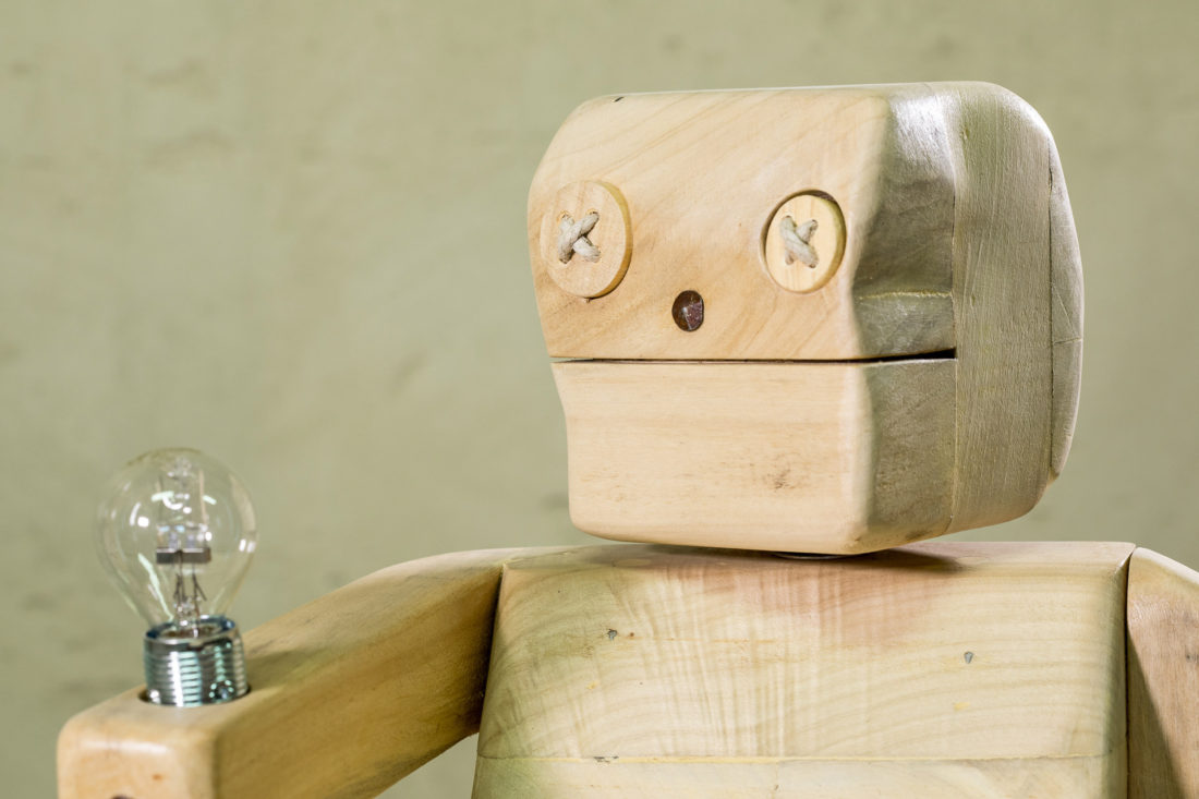 Pupezzo di legno fa luce per chi sogna