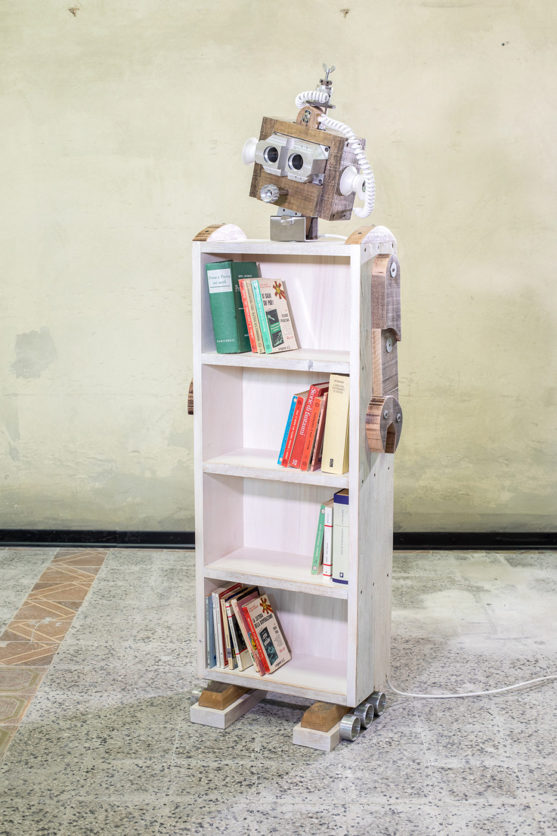 Piccola libreria ispirata ai robot anni 60