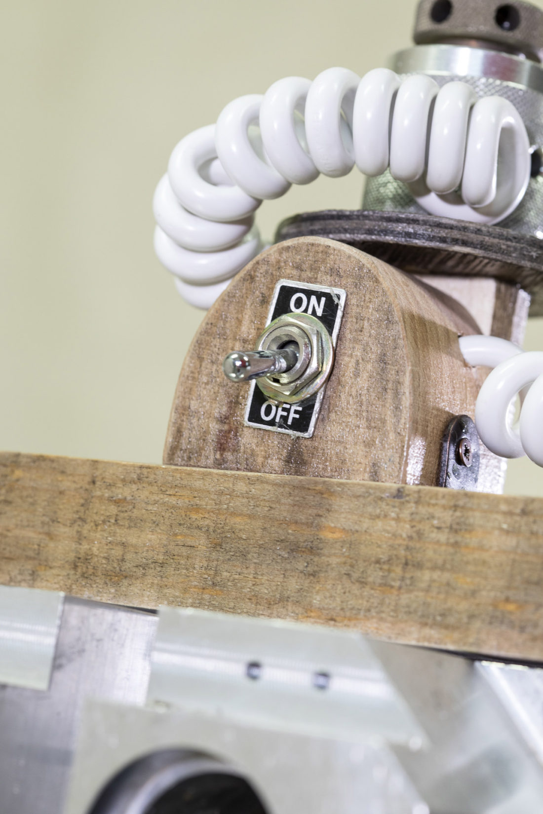 Piccola libreria ispirata ai robot anni 60