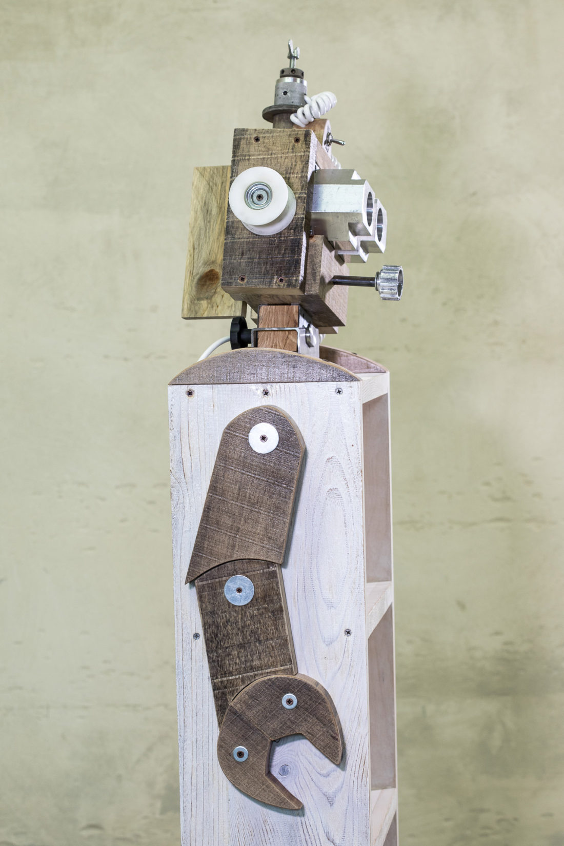 Piccola libreria ispirata ai robot anni 60