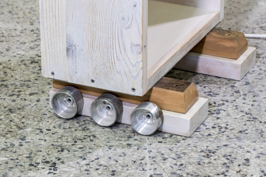 Piccola libreria ispirata ai robot anni 60