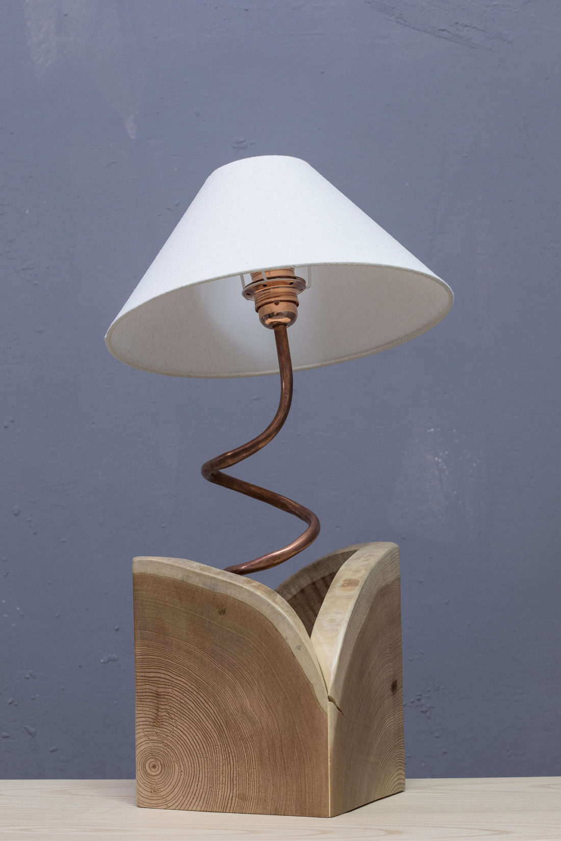 lampada da tavolo design legno e rame