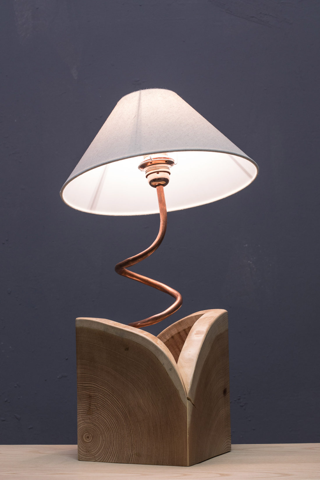 lampada da tavolo design legno e rame