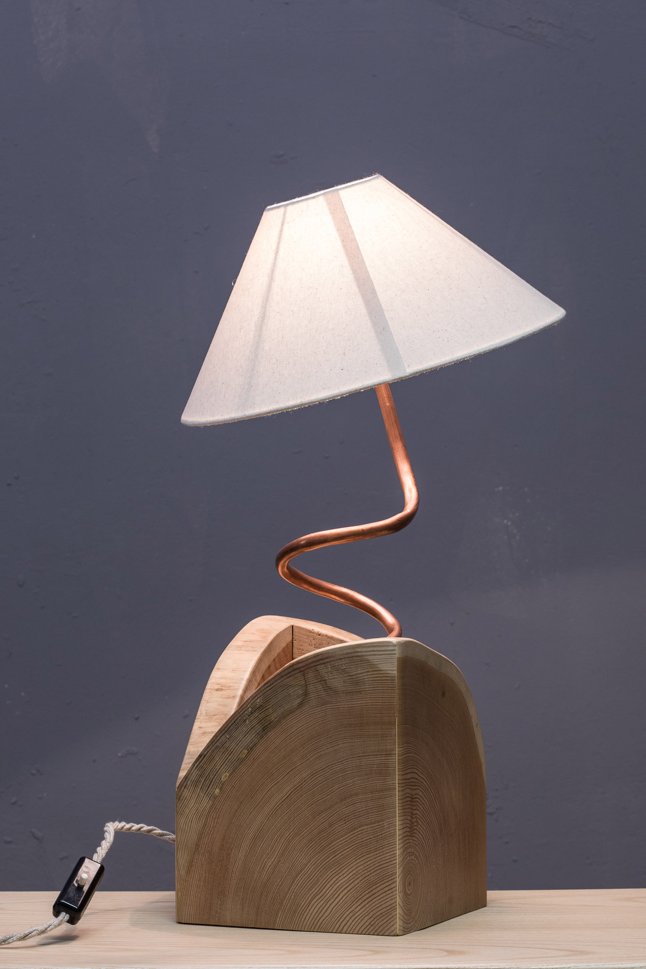 lampada da tavolo design legno e rame