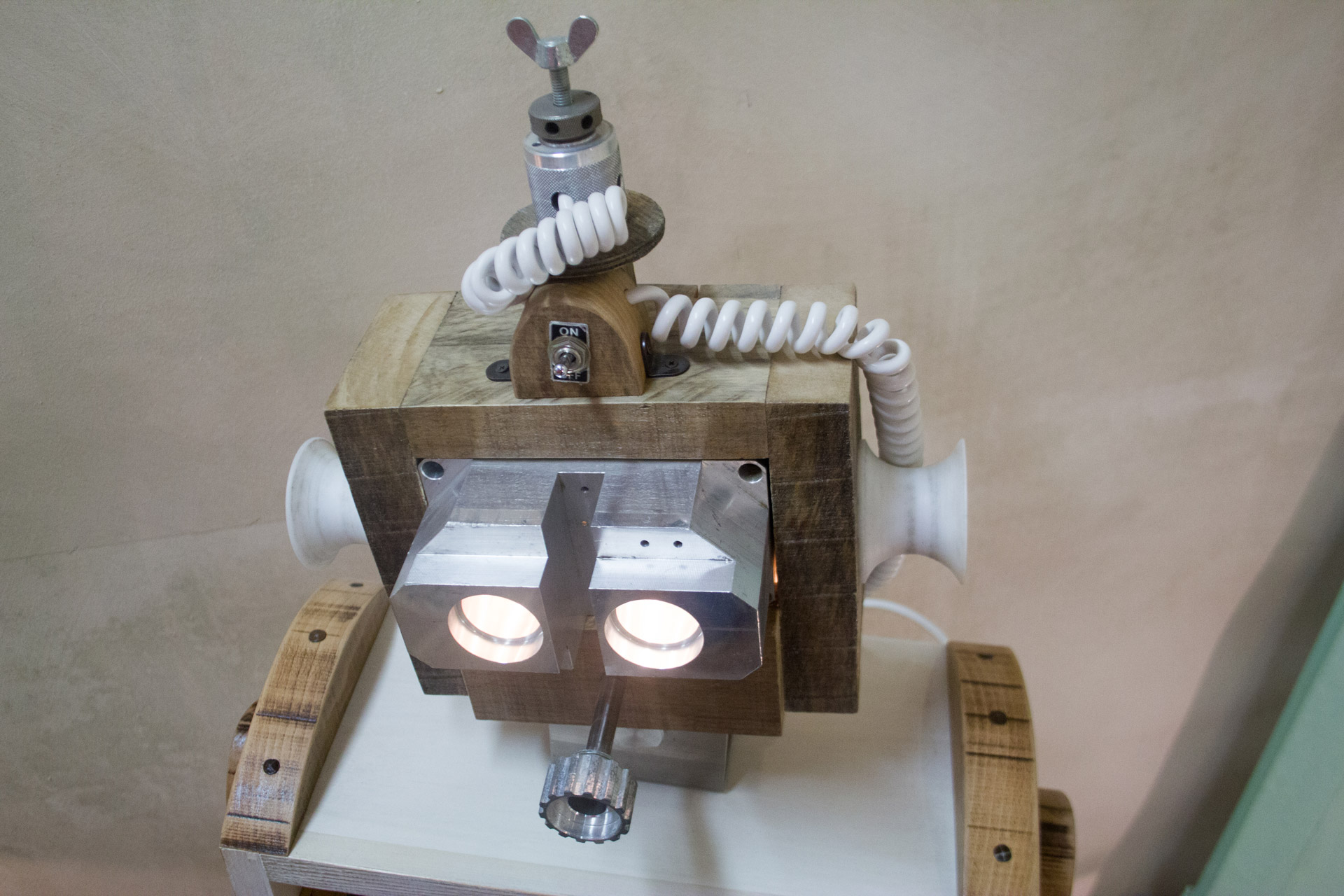 Piccola libreria ispirata ai robot anni 60