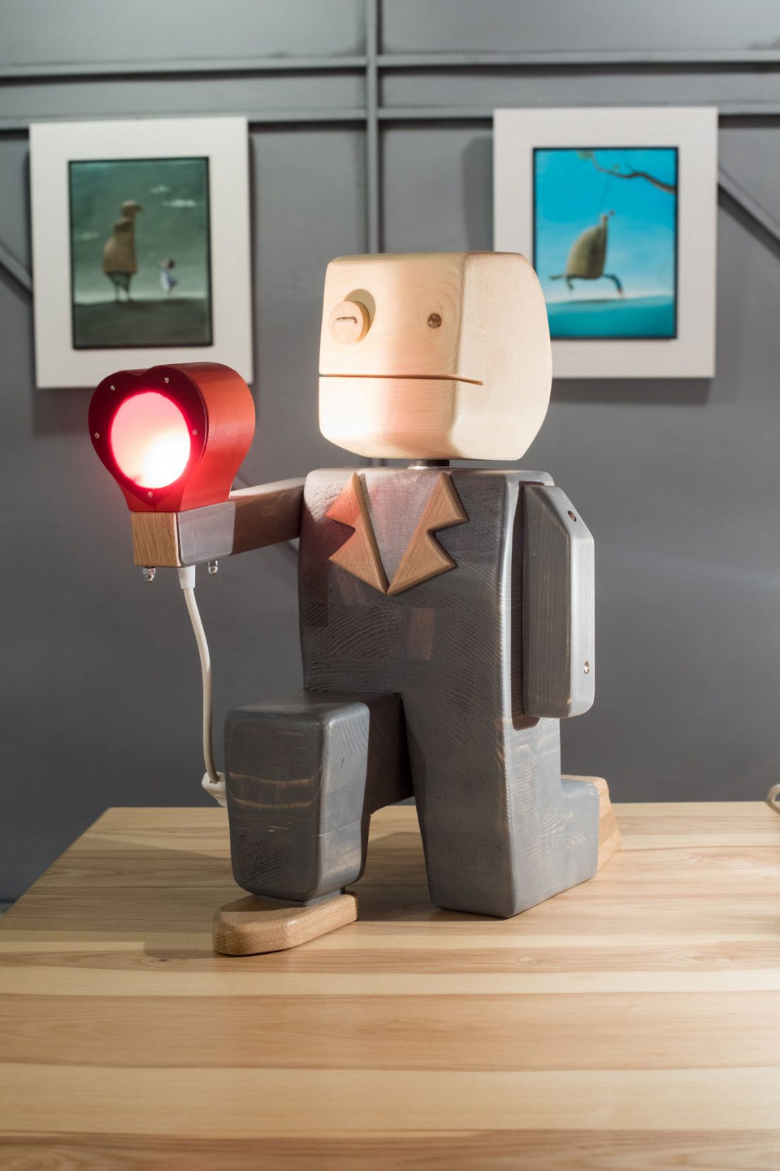 Pupezzo di legno dalla scarpe di rovere