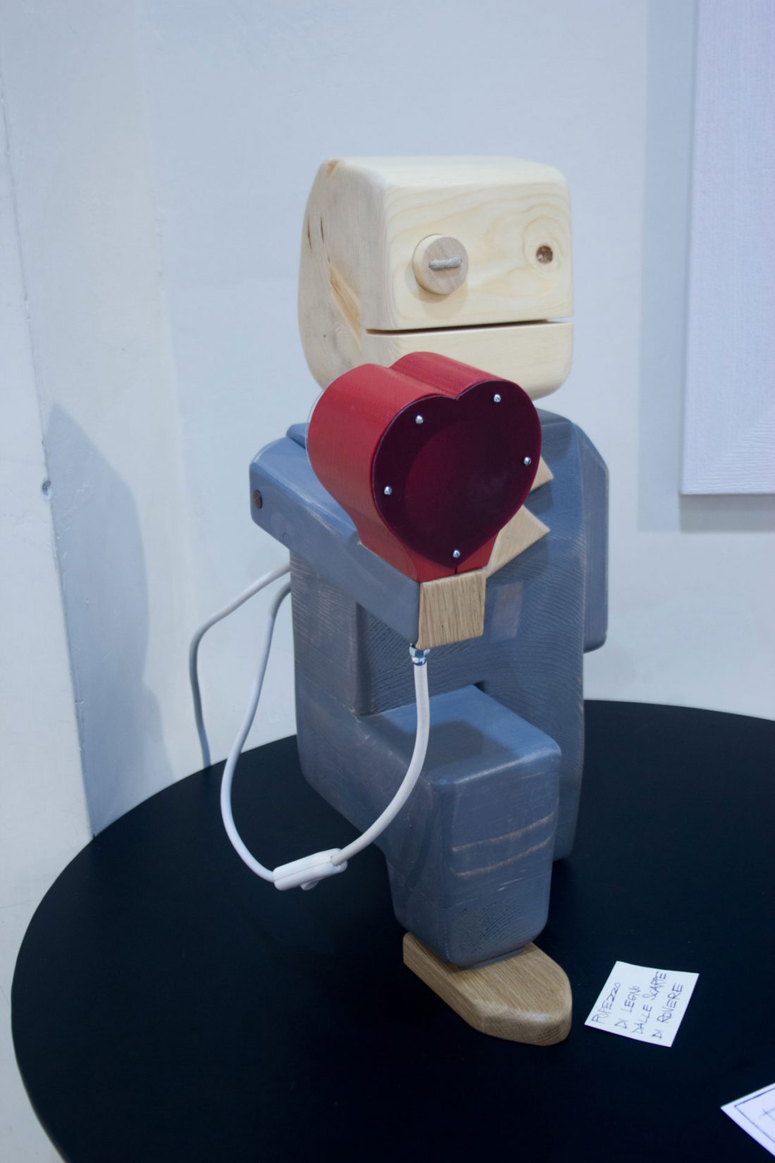 Pupezzo di legno dalla scarpe di rovere