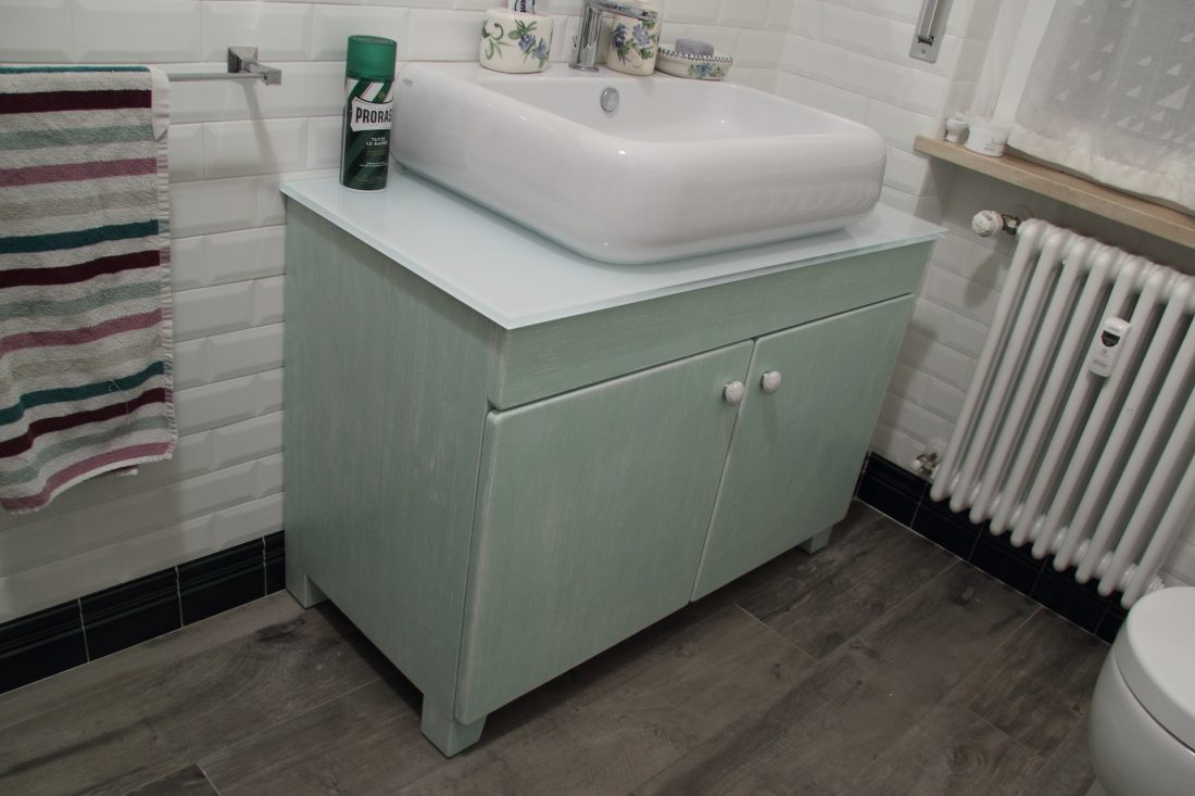 mobile bagno bianco verde