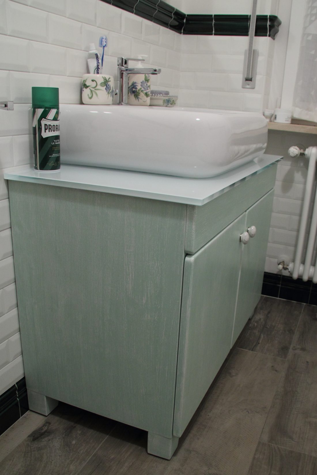 mobile bagno bianco verde