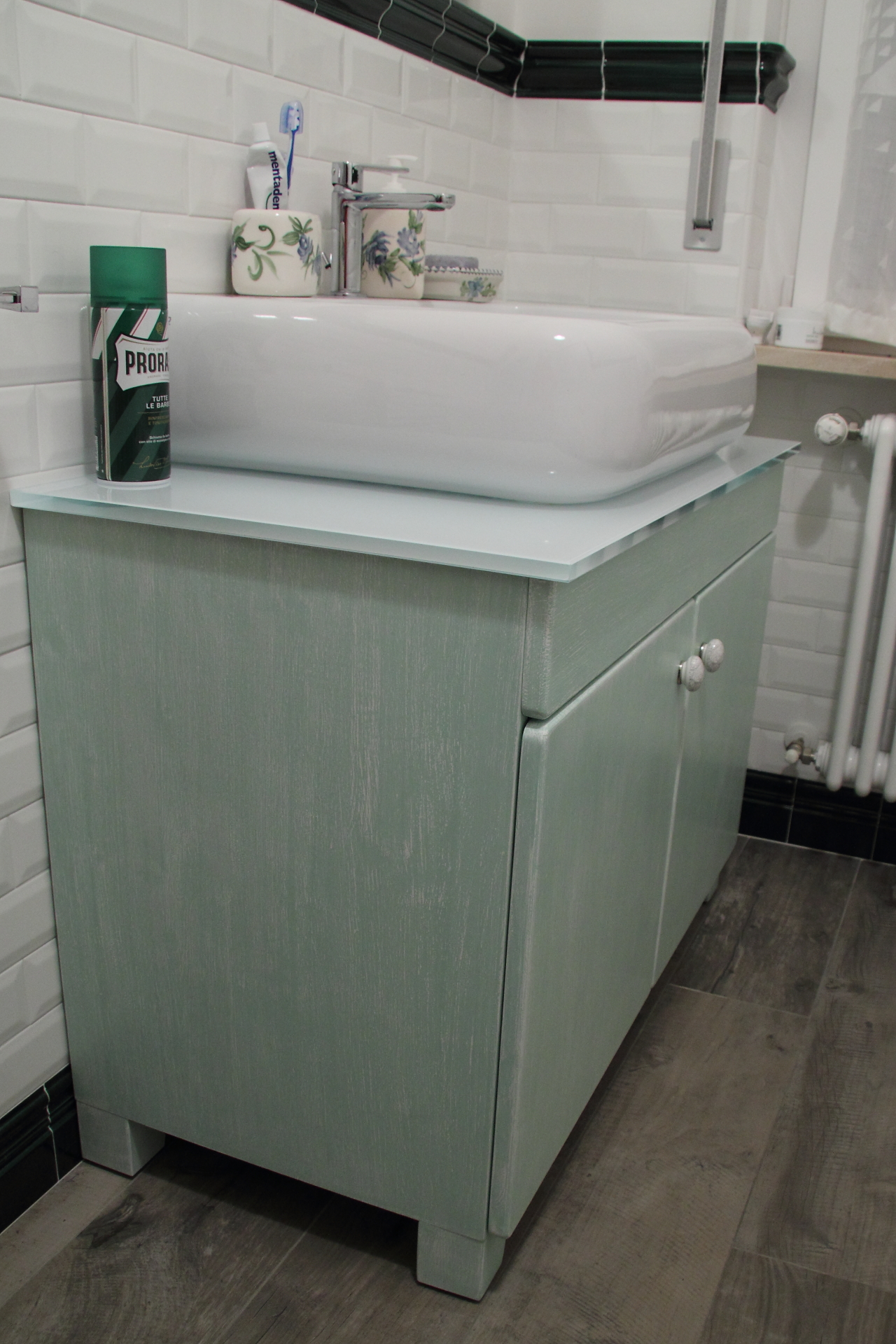 mobile bagno bianco verde