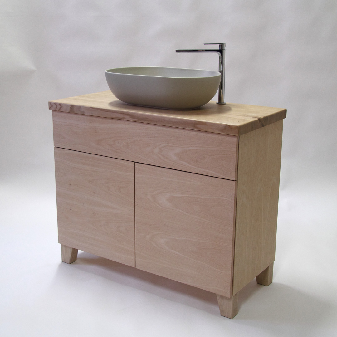 Mobili bagno, sottolavabo e cassettiera in castagno