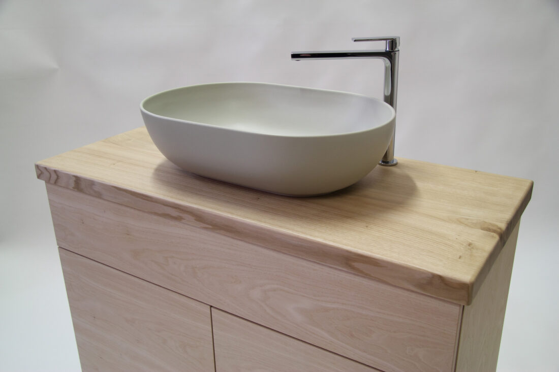 Mobili bagno, sottolavabo e cassettiera in castagno