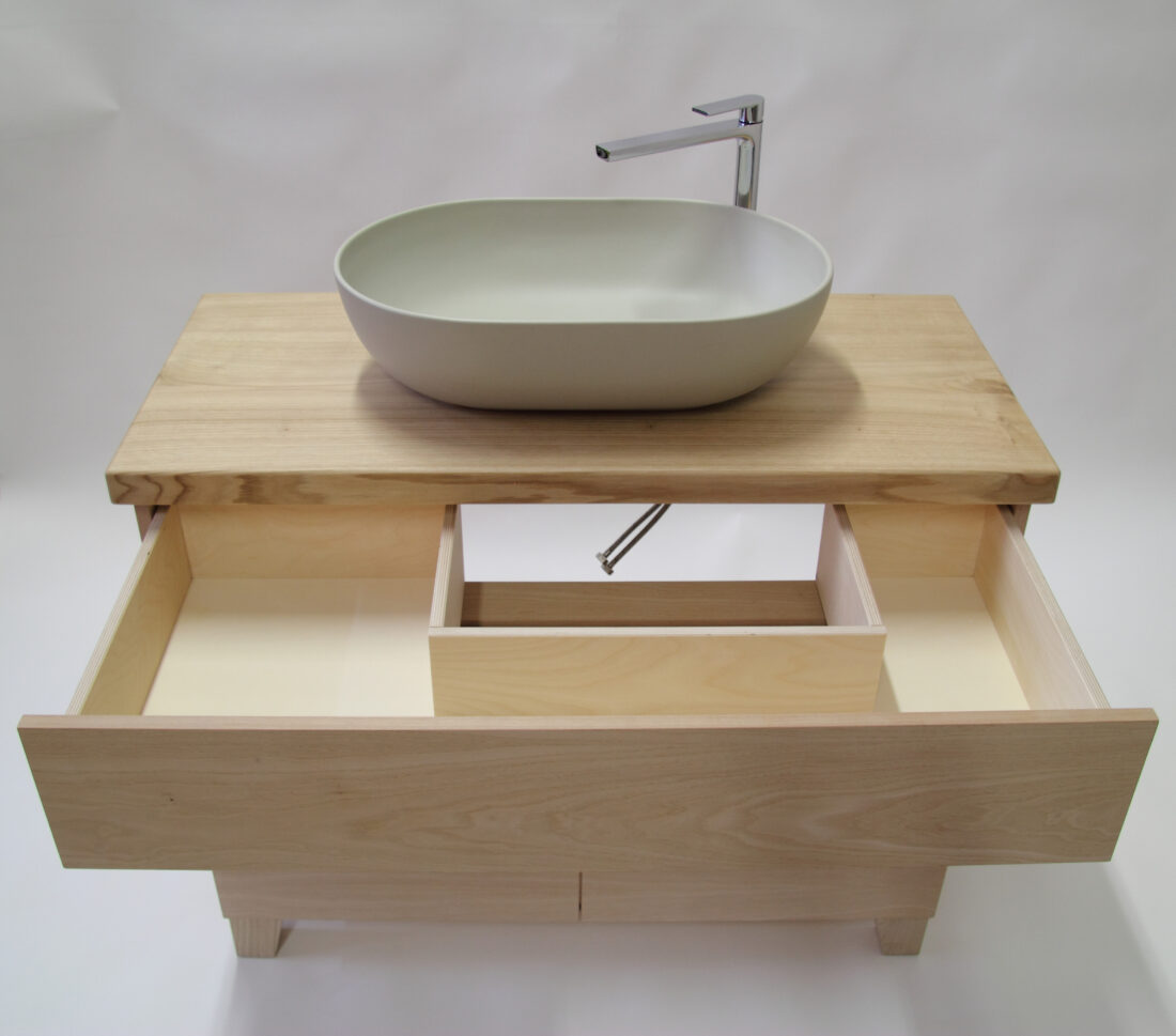 Mobili bagno, sottolavabo e cassettiera in castagno